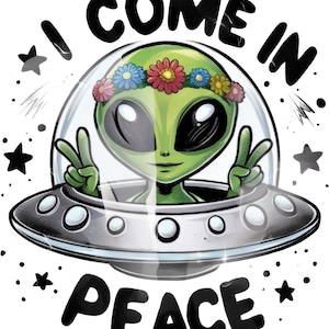 Könnte beinhalten: Ein grüner Alien mit Blumenkranz in einer silbernen fliegenden Untertasse, der ein Friedenszeichen zeigt. Das Bild enthält den Text "I COME IN PEACE" in Schwarz, mit Stern- und Punktakzenten. Der Alien hat große schwarze Augen.