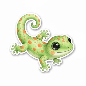 Op de afbeelding: Een groene gecko-sticker met oranje stippen en een gekrulde staart. De gecko heeft grote, zwarte ogen en een vriendelijke uitdrukking. De sticker staat op een witte achtergrond.
