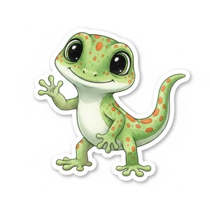 Könnte beinhalten: Ein Cartoon-Aufkleber eines freundlichen Geckos. Der Gecko ist grün mit orangefarbenen Flecken und großen schwarzen Augen. Er winkt mit der rechten Hand und lächelt. Der Gecko steht auf seinen Hinterbeinen.