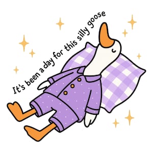 Könnte beinhalten: Cartoon-Illustration einer Gans in lila Pyjama, die auf einem karierten Kissen liegt. Die Gans hat einen orangefarbenen Schnabel und Füße. Der Text lautet: "It's been a day for this silly goose". Goldene Sterne sind verstreut.