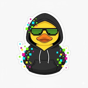 Op de afbeelding: Een sticker met een gele eend met een zwarte hoodie en neon groene zonnebril. De eend heeft een oranje snavel en is omgeven door kleurrijke gepixelde vierkanten. Het ontwerp heeft een moderne, tech-geïnspireerde esthetiek.