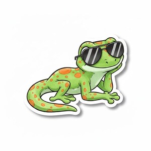 Op de afbeelding: Een groene gecko-sticker met oranje vlekken, een zwarte zonnebril en rustend met zijn hoofd op zijn hand. De gecko heeft een ontspannen uitdrukking. De sticker staat op een witte achtergrond.
