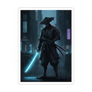 Puede incluir: Una pegatina con una ilustración digital de un samurái en un paisaje urbano oscuro y lluvioso. El samurái está vestido con una armadura negra y sostiene una katana azul brillante. El fondo incluye letreros de neón borrosos y lluvia.