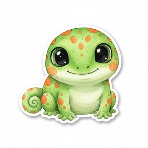 Op de afbeelding: Een cartoonsticker van een groene gekko met oranje stippen. De gekko heeft grote, zwarte ogen en een glimlachende uitdrukking. Zijn staart is opgerold tot een spiraal. De sticker staat op een witte achtergrond.