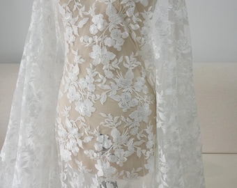 Ljus elfenbensfärgad blommig broderad spets, paljettbrudspets i tyll, brudklänningsspets, brudslöjetyg, couture-spets på metervara