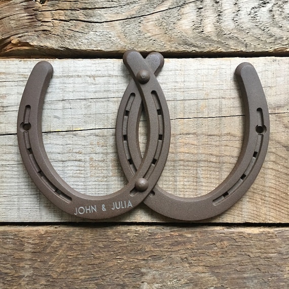 Herraduras enlazadas grabadas, regalo de aniversario colgante de pared para  los amantes de los caballos, recubiertas de polvo, con tornillos de madera  a juego de 2 colores, decoración de la granja. 