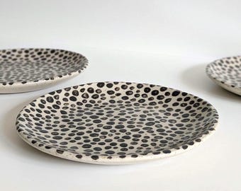 Handgefertigter kleiner Keramik Teller, Punktmuster, transparente Glasur, Steinzeug, Unikat