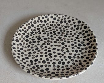Handgefertigter kleiner Keramik Teller, Punktmuster, transparente Glasur, Steinzeug, Unikat
