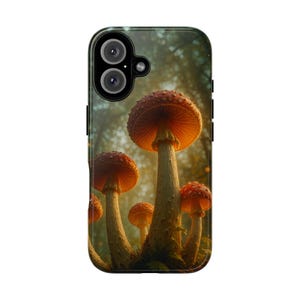 Puede incluir: Funda de teléfono con una ilustración detallada de setas rojas y blancas sobre un fondo de bosque. Las setas están representadas con intrincados sombreros y tallos, y un brillo cálido y acogedor.