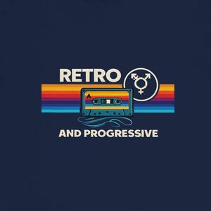 Könnte beinhalten: Marineblaues T-Shirt mit einem Retro-Kassetten-Design, Regenbogenstreifen und dem Text "Retro and Progressive". Das Design enthält ein Transgender-Symbol. Ein stilvolles Grafik-T-Shirt.