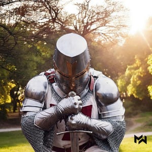 Puede incluir: Un caballero con armadura completa, que incluye casco, protectores de hombros y cota de malla, empuña una espada con ambas manos. La armadura es plateada y bronce, con una cruz roja en el pecho. El fondo es un parque con árboles y luz solar.