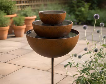 Cascata de metal empilhada: Ornamento rústico para jardim que coleta água da chuva (conjunto de 3 peças)