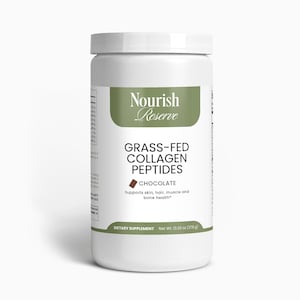 Puede incluir: Un envase blanco de suplemento con una etiqueta verde que dice "Nourish Reserve" y "Grass-Fed Collagen Peptides - Chocolate". La etiqueta también indica que el producto apoya la salud de la piel, el cabello, los músculos y los huesos. El envase pesa 378 g.