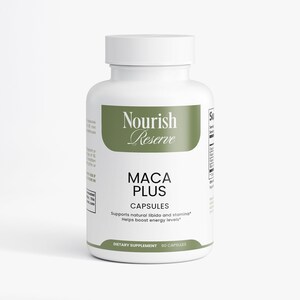 Może przedstawiać: Biała butelka kapsułek "Maca Plus" od "Nourish Reserve". Etykieta jest zielono-biała, z tekstem wskazującym, że produkt wspiera libido, wytrzymałość i poziom energii. Butelka zawiera 60 kapsułek i jest suplementem diety.