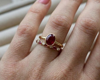 Conjunto de anillos de boda de moissanita de talla ovalada con piedras laterales marquesa y redonda en oro amarillo de 18k. Joyería nupcial delicada y apilable, ideal como regalo para mujeres.