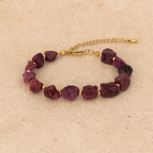 Armband aus rohem Rubin – Natürlicher Boho-Schmuck, handgefertigter, vergoldeter Edelstahl, verstellbar, Geschenk für Sie