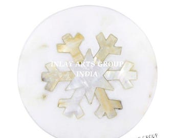 Set di 4 sottobicchieri con fiocco di neve in marmo intarsiato / Sottobicchieri in marmo bianco / Intarsi in madreperla / Decorazioni per la tavola di Natale / Regalo in marmo per le feste