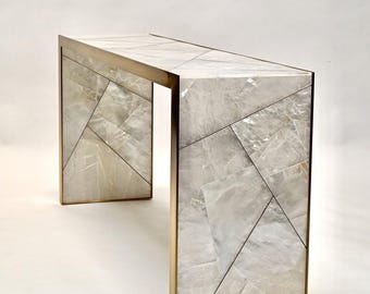 Handgefertigter Konsolentisch aus Selenit-Kristall - Luxus-Edelstein-Entryway-Table - Maßgeschneiderte Wasserfall-Steinmöbel - Modernes, raffiniertes Dekor