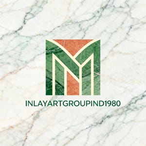 K&ouml;nnte beinhalten: Ein quadratisches Logo mit einem stilisierten gr&uuml;nen und orangefarbenen "M" auf Marmorhintergrund. Der Text "INLAYARTGROUPIND1980" steht darunter. Der Marmor hat wei&szlig;e und graue Adern.