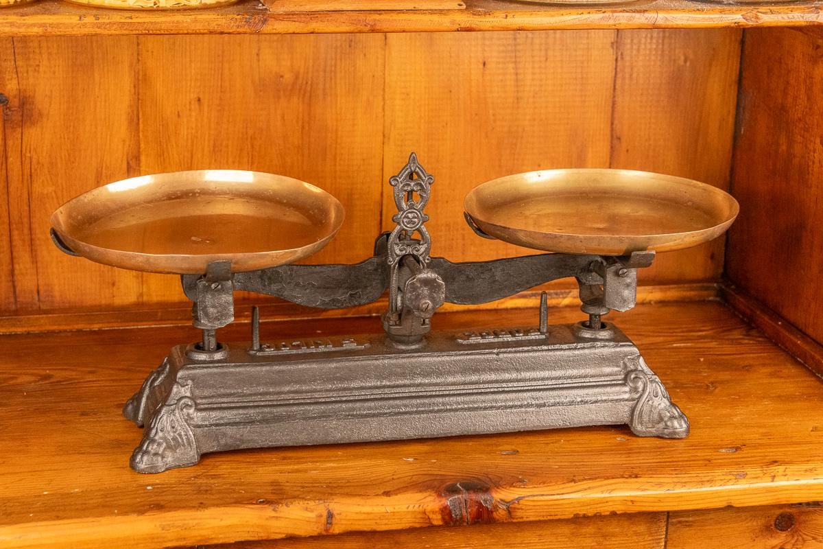 Lot De 2 Balances Anciennes En Laiton Poli Sur Socle Bois – Apothicaire / Bijoux