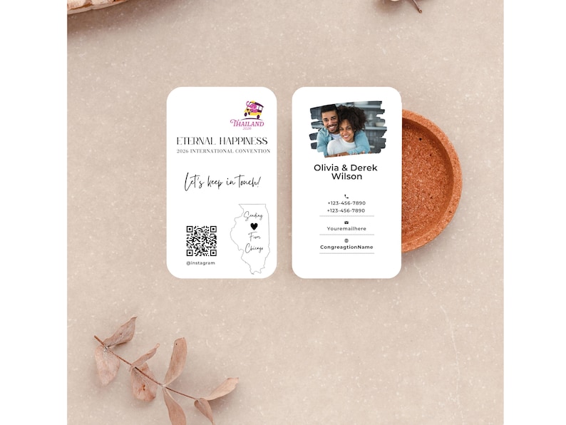 Peut inclure: Deux cartes de visite blanches aux coins arrondis. L'une porte le texte "Eternal Happiness 2026 International Convention" et un code QR. L'autre pr&eacute;sente une photo d'un couple et des coordonn&eacute;es.