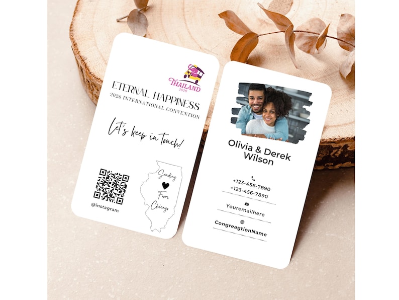 Peut inclure: Deux cartes de visite blanches aux coins arrondis. L'une porte le texte "ETERNAL HAPPINESS 2026 INTERNATIONAL CONVENTION" et "Let's keep in Touch!". L'autre carte pr&eacute;sente une photo d'un couple et des coordonn&eacute;es.