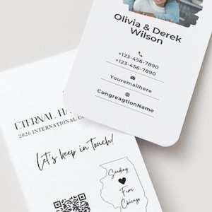 Peut inclure: Deux cartes de visite blanches &agrave; coins arrondis. L'une pr&eacute;sente une photo, des noms et des coordonn&eacute;es. L'autre porte le texte "Restons en contact !" et une carte de l'Illinois avec un c&oelig;ur et les mots "Envoi de Chicago."