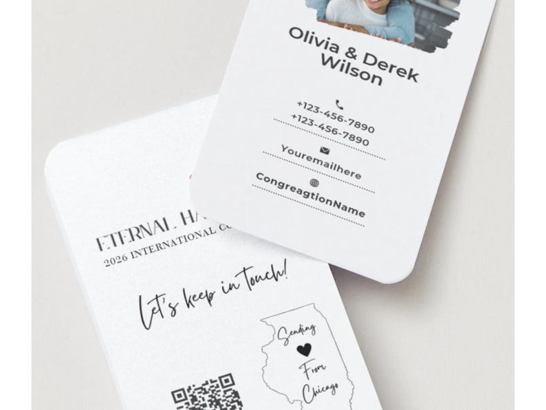 Peut inclure: Deux cartes de visite blanches &agrave; coins arrondis. L'une pr&eacute;sente une photo, des noms et des coordonn&eacute;es. L'autre porte le texte "Restons en contact !" et une carte de l'Illinois avec un c&oelig;ur et les mots "Envoi de Chicago."