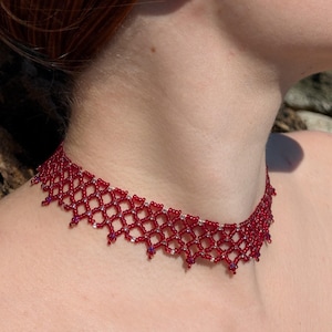Gargantilla de cuentas de semillas de color rojo rubí, tejido de red Preciosa checa, joyería gótica hecha a mano.