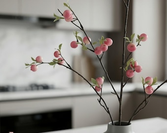 Pastellfärgade bärgrenar, konstgjorda vårstjälkar, minimalistiskt blomsterarrangemang