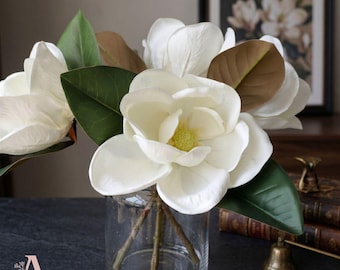 Blomstjälk av vit magnolia med äkta touch, naturtrogna konstgjorda blommor, arrangemang för bröllopsheminredning