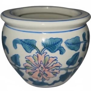 Könnte beinhalten: Ein weißer Keramik-Blumentopf mit runder Form und breitem Rand. Er ist mit einem floralen Design in Blau- und Rosatönen verziert. Das Design umfasst Blätter und eine zentrale Blume.