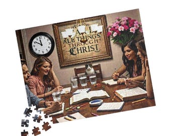 Puede incluir: Un rompecabezas que representa a un grupo de personas reunidas alrededor de una mesa, estudiando y escribiendo. Un letrero enmarcado sobre la mesa dice "ALL THINGS THROUGH CHRIST". Un gato blanco y negro está sentado en una silla. Un reloj está en la pared.
