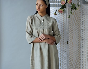 Camisola de linho bordada com libélula: Camisola longa de linho natural com gola alta.