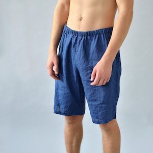 Puede incluir: Un pantalón corto de lino azul con cintura elástica.