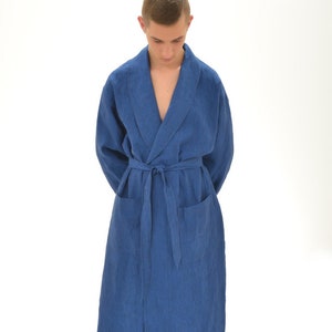 Linnen oversized badjas in koningsblauw. Loungewear-badjas voor heren. Uniseks jurk. Linnen kimono met sjaalkraag. Cadeau voor echtgenoot en vriend
