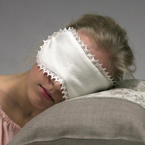 Linen sustainable eyemask in white with cotton filling