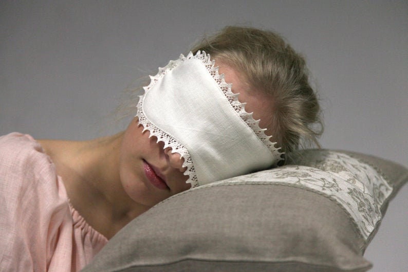 Linen sustainable eyemask in white with cotton filling