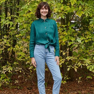 Linen longsleeved shirt Elizabet in emerald green