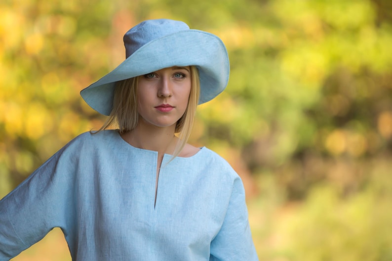 Wide brim vintage style hat in blue