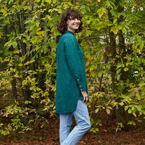 Linen women's long shirt Elizabet in emerald green