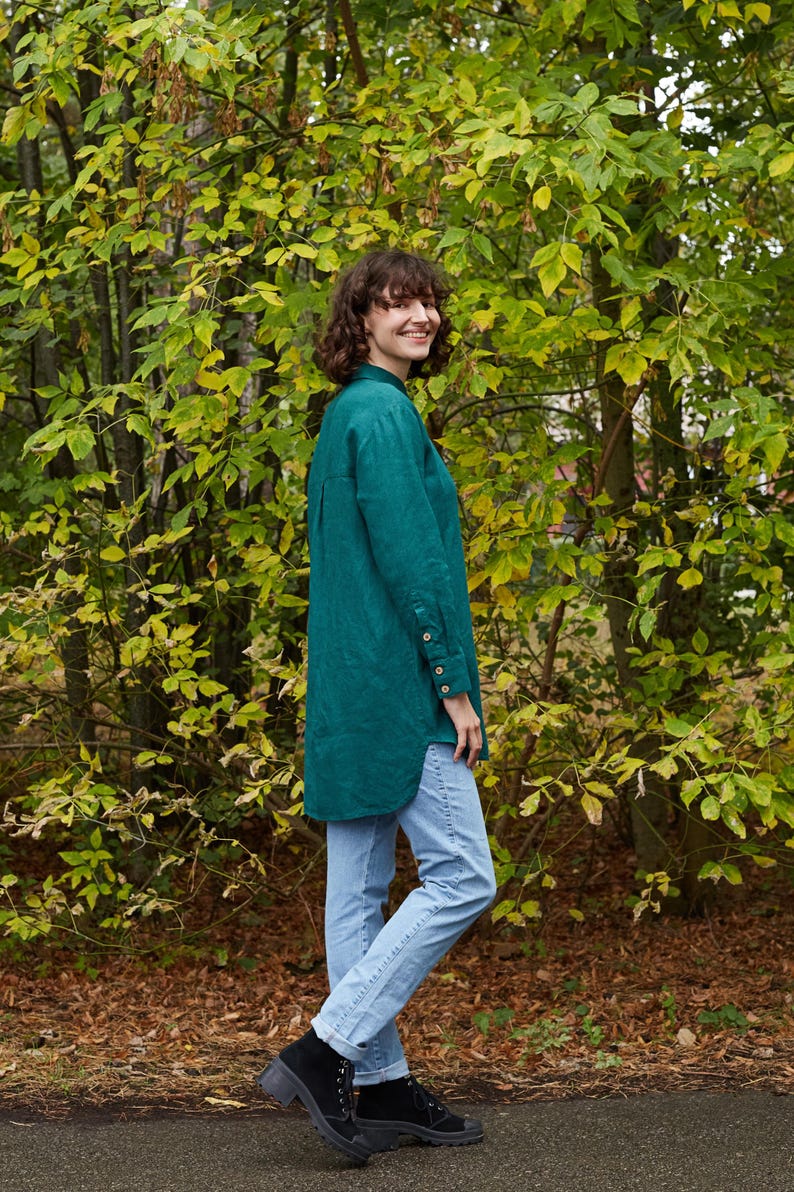 Linen women's long shirt Elizabet in emerald green