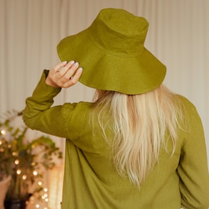 linen hat for autumn in moss green