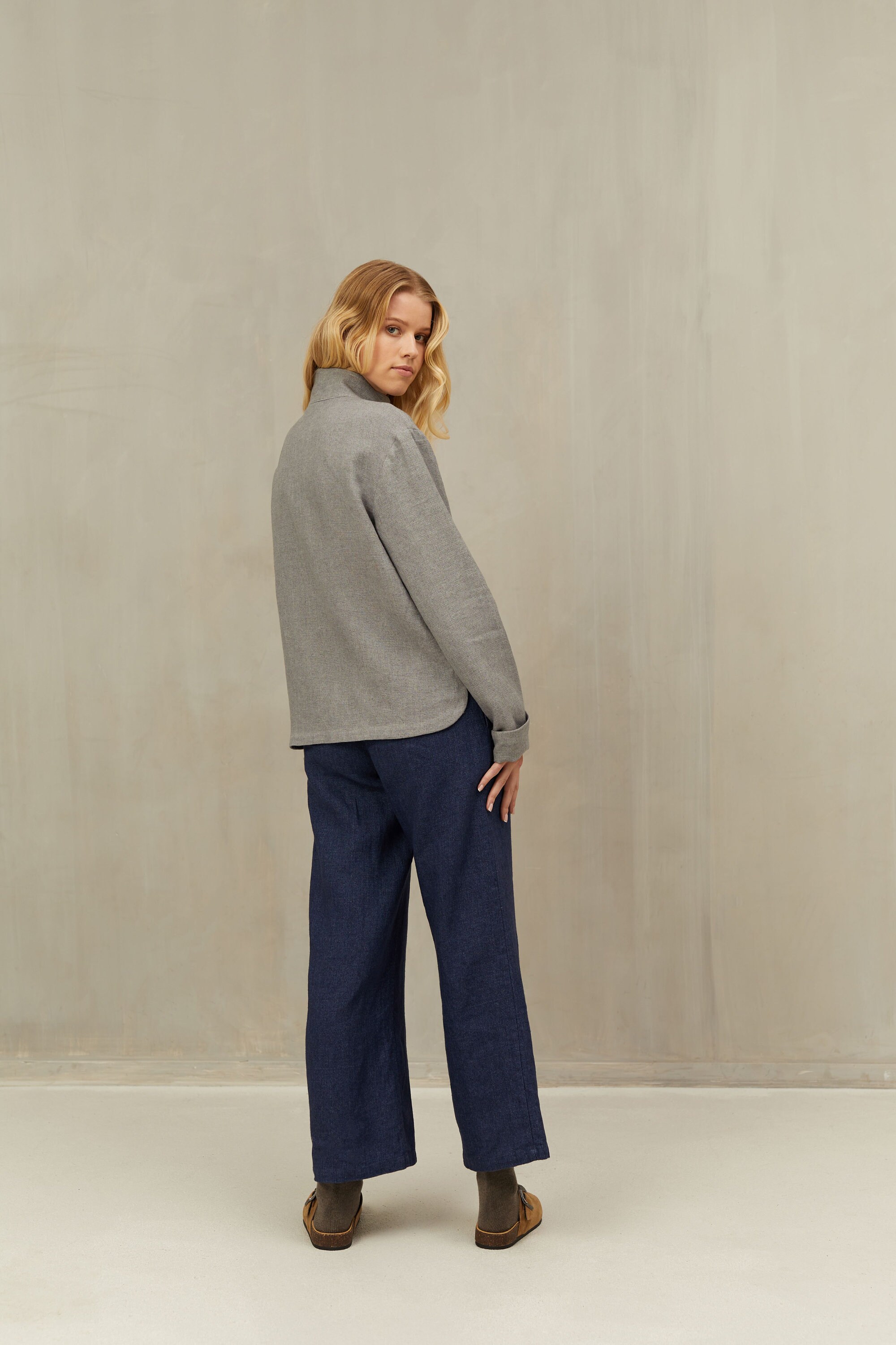 バーガンディリネンウールジャケット ルカ：バンドカラーのショート丈