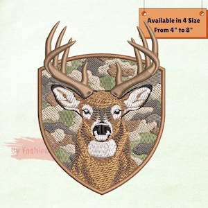 Puede incluir: Parche bordado con la cabeza de un ciervo con cuernos, sobre un fondo de camuflaje en forma de escudo. Disponible en 4 tamaños, de 10 cm a 20 cm.