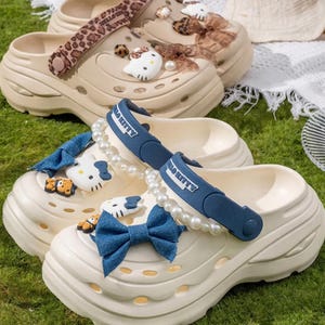Crocs - Sabots Hello kitty Personnalisées confortables  girl style avec Pins Jibbitz mode pour l'été - Clogs personnalisables
