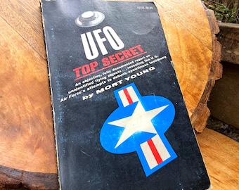 Książka Morta Younga z 1967 roku o UFO w miękkiej oprawie