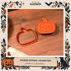 Może przedstawiać: Pomarańczowa foremka do ciastek w kształcie dyni oraz pasująca pieczątka z wzorem twarzy jack-o'-lantern. Zestaw jest oznaczony jako foremka do ciastek i pieczątka do jack-o'-lantern, z widoczną nazwą marki Glasswater.