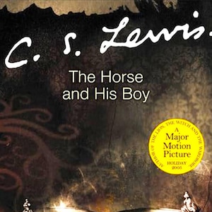 Puede incluir: Portada del libro "El caballo y su niño" de C.S. Lewis, de la serie "Las Crónicas de Narnia". Presenta un diseño de corona plateada y un sello dorado que indica una adaptación cinematográfica. Incluye extractos adicionales.