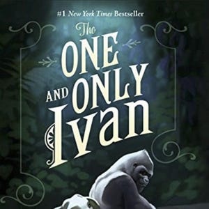 Op de afbeelding: Boekomslag voor "The One and Only Ivan" van Katherine Applegate. De omslag toont een grijze gorilla en een grijs olifantenspeelgoed op een houten vloer. De titel staat in grote, sierlijke letters. Rechts is een gouden medaille.